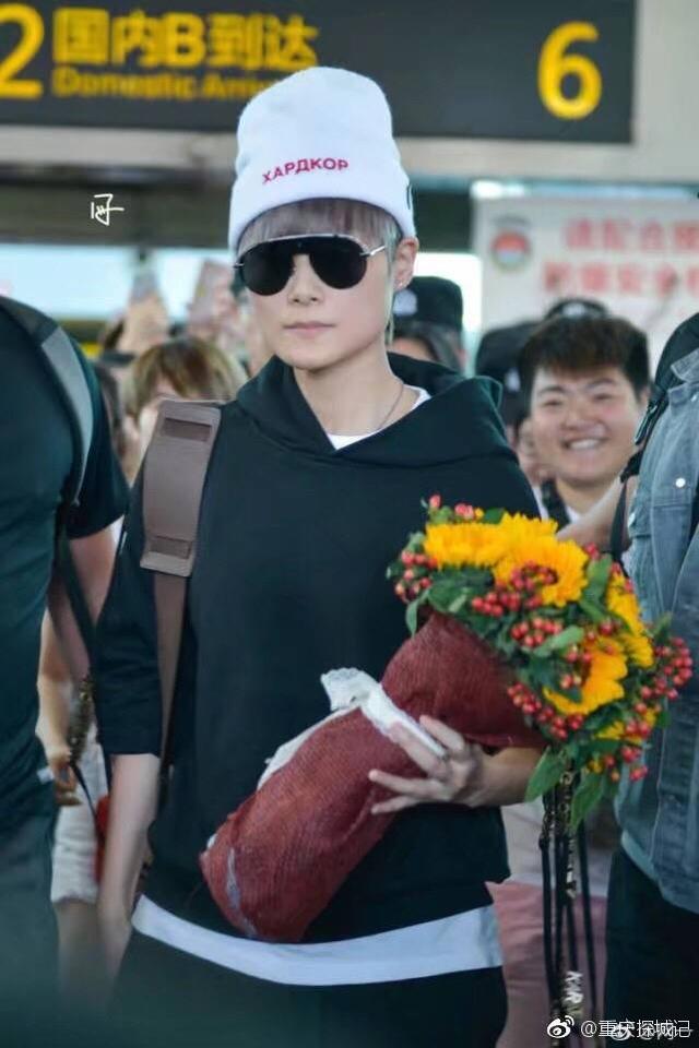 李宇春在高温下戴着毛线帽子，网友：可能帽子里有风扇，春春是仙女