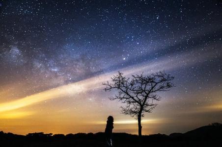 一个人仰望星空！